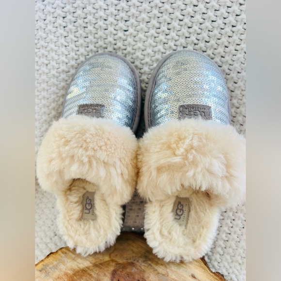 UGG kids slippers inside and outdoor silver sequin size 1 gentle used - Picture 1 of 7